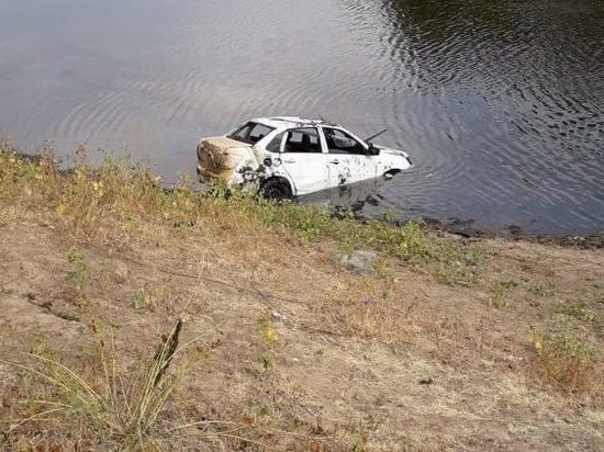 В Астрахани из реки достали угнанный автомобиль
