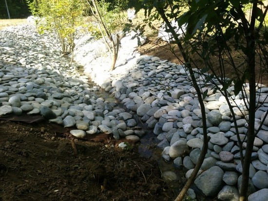 Берег ручья на Щелоковском хуторе укрепят декоративным камнем