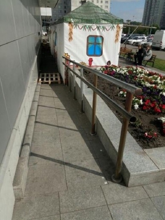 Новокузнецкие торговцы перекрыли проход к пандусам для детских колясок