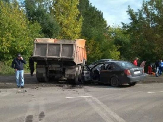 Легковой автомобиль столкнулся с КамАЗом в Новокузнецке