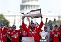 Кубок Стэнли, который вручается победителю Национальной хоккейной лиги (НХЛ), минувшим летом прошел через серьезные испытания от игроков "Вашингтона", которые впервые стали чемпионами. Выдержал их трофей частично: его все-таки повредили, но к началу нового сезона его успели отремонтировать. 