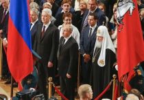 Гости на инаугурацию мэра Москвы Сергея Собянина собирались как на премьеру: в пригласительных билетах даже были даны рекомендации по одежде — платье обычной длины, темный костюм или парадная военная форма