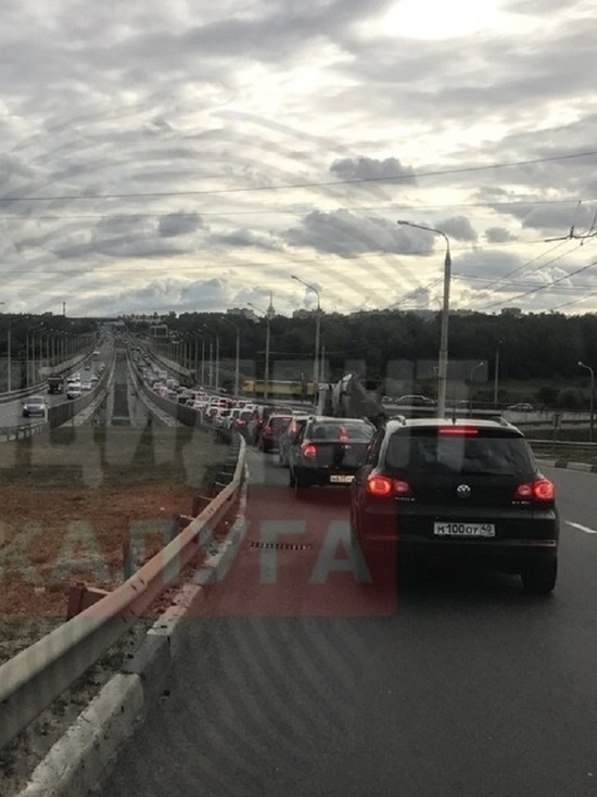 ДТП заблокировало въезд на Правобережье Калуги