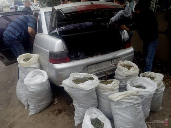 Под Волгоградом мужчины везли в «десятке» 9 мешков марихуаны