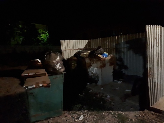 Жители центра Астрахани задыхаются от мусорной вони