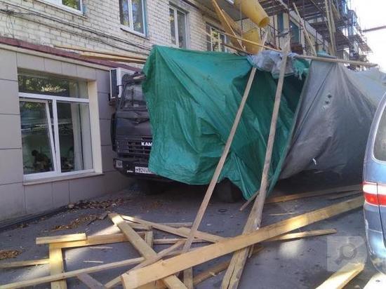 Опасный капремонт: навес над крышей упал на припаркованные машины в Калуге