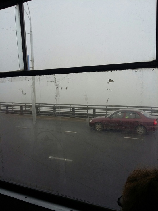 В Кемерове Кузнецкий мост объял непроглядный туман