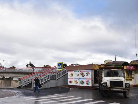 Нелегальный ларек демонтируют рядом с Красным мостом в Вологде
