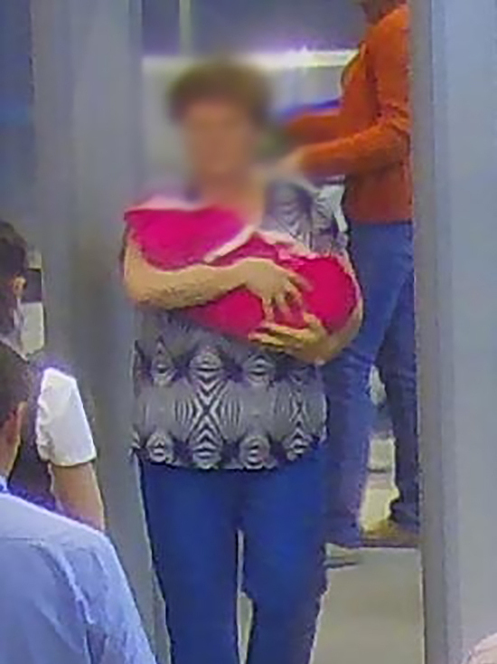 Безработная жительница Омска, не желая отдавать новорожденную дочь в детдом, подарила ее интернет-знакомой
