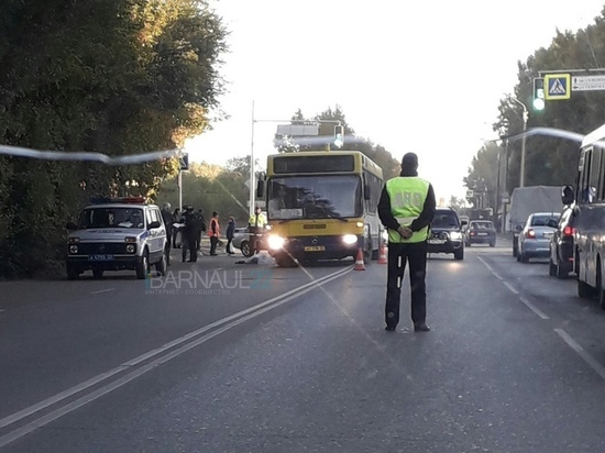 Пассажирский автобус №20 насмерть сбил женщину в Барнауле
