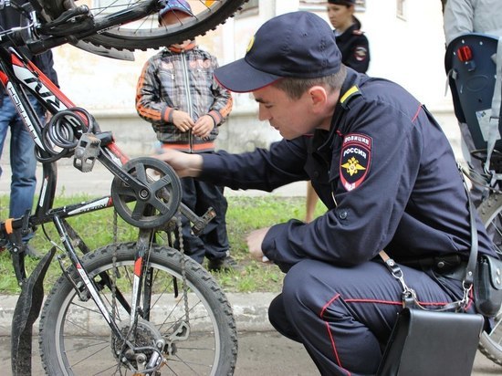 Мужчина угнал велосипед возле отделения полиции в Калужской области