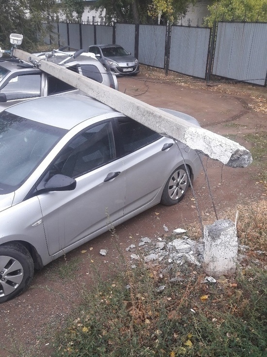 Соцсети: в Каргале на припаркованные автомобили свалился столб