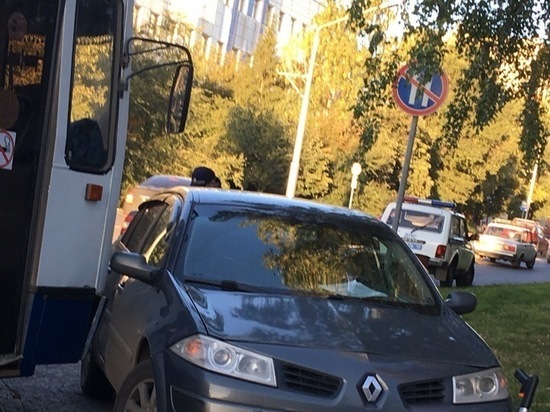 В Кемерове возле ГИБДД столкнулись троллейбус и иномарка