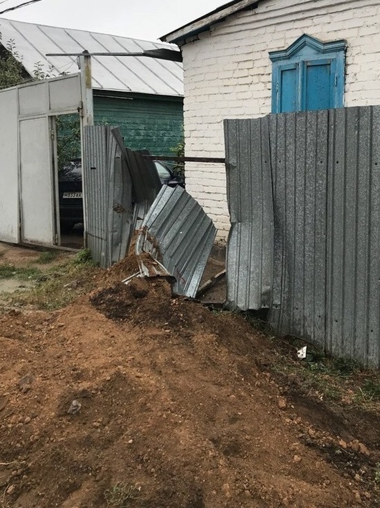 Соцсети: в Оренбурге «ВАЗ» протаранил забор на улице Жуковского