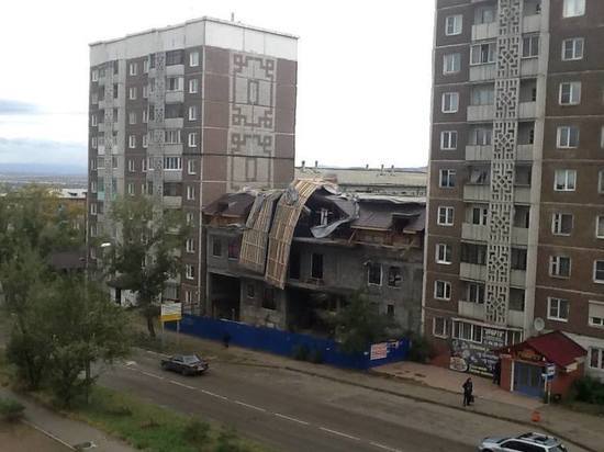 В Улан-Удэ со строящегося здания ветром сорвало крышу