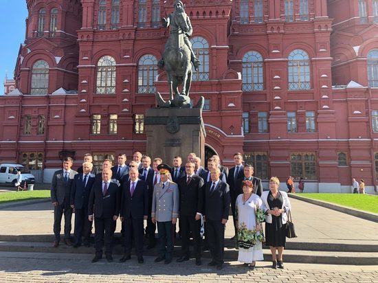 Калужская делегация возложила венки у Вечного огня в Москве