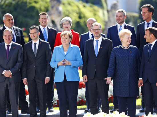Не помогла даже улыбка Мэй и почётный поклон по отношению к Меркель
