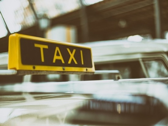 Таксист обокрал спящую пассажирку и спустил деньги в Горном Алтае