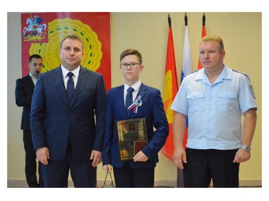 В Серпухове подросткам торжественно вручили первые паспорта