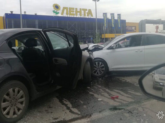 ДТП с пятью автомобилями произошло у гипермаркета в Кемерове