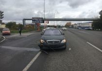 В понедельник, 24 сентября, в Кемерове на Южном, в районе гипермаркета "Лента", произошло столкновение автомобилей, одним из которых оказался Mercedes Benz W221, передает VSE42