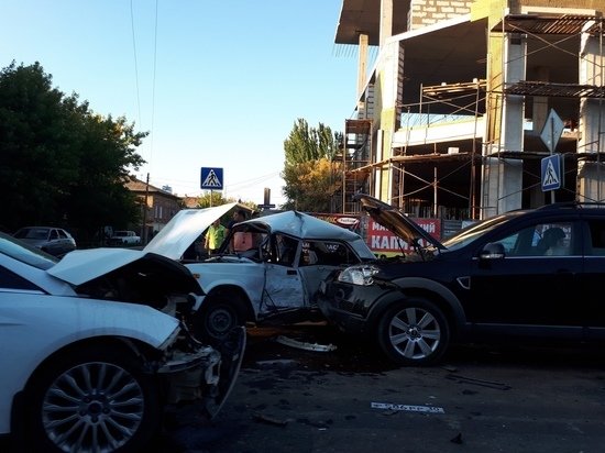  В центре Астрахани произошла серьезная авария. Жигули всмятку