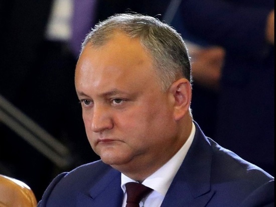 КС Молдавии временно отстранил президента Додона от должности
