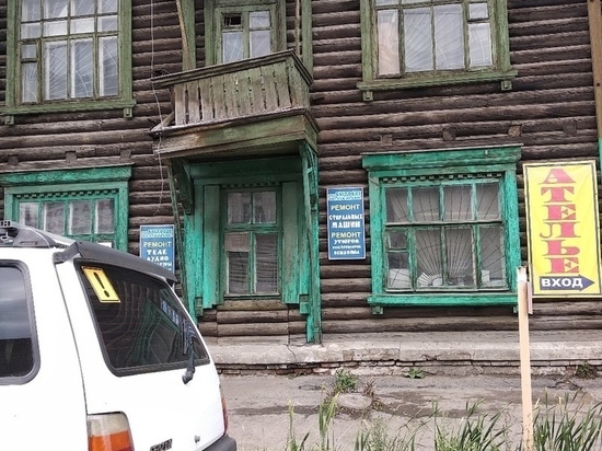 У дома-памятника культуры в Омске отваливается балкон