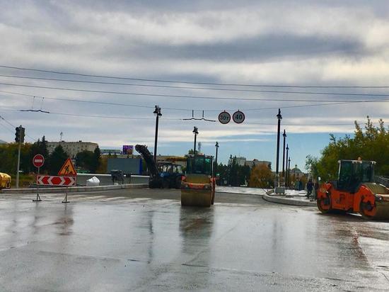 На Юбилейном мосту в Омске начали укладывать тротуары