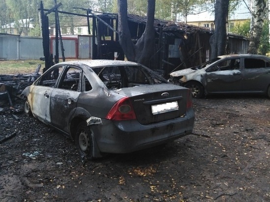В Тверской области из-за старого сарая сгорели две иномарки