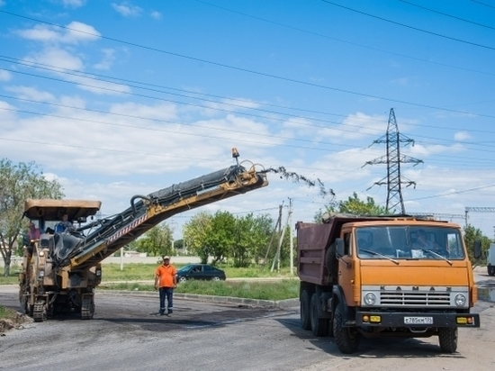 В поселке Верхнезареченском завершают ремонт дороги