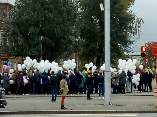 Кемеровчане почтили память погибших в "Зимней вишне" запуском в небо белых шаров