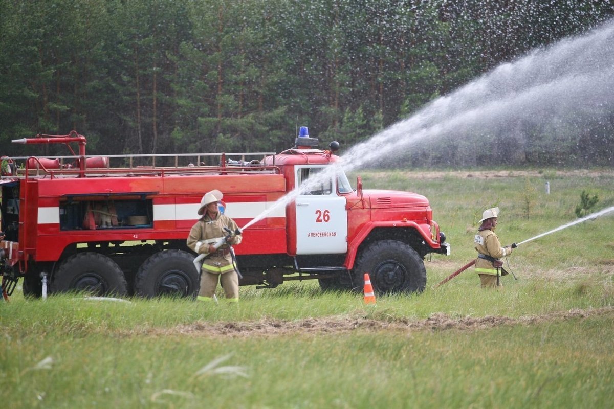 Горение 40. Фото горит сено весной с пожарными.