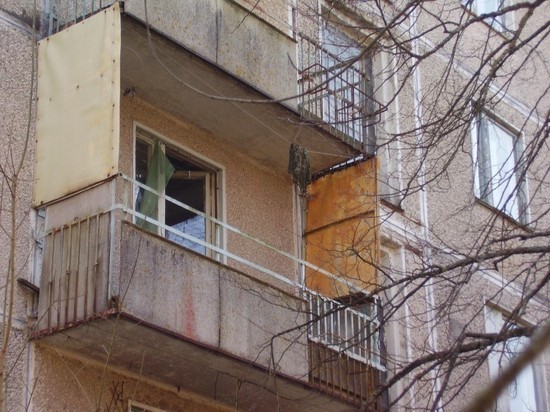 В Астрахани из окна многоэтажки выпала 79-летняя женщина