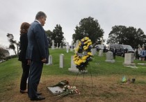 Украинские пользователи в соцсетях раскритиковали президента Украины Петра Порошенко, который встал на колени у могилы американского сенатора Джона Маккейна