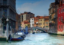 В Венеции, одном из самых популярных туристических городов мира, с октября планируют ввести особенно жесткий «сухой закон»: с 19