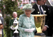 У королевы Великобритании Елизаветы II есть искусственная рука, которой она машет, когда устает поднимать настоящую руку