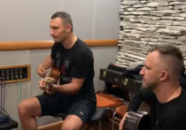 Мэр Киева Виталий Кличко опубликовал видео, на котором пытается спеть под гитару известный хит The Beatles песню Let it be