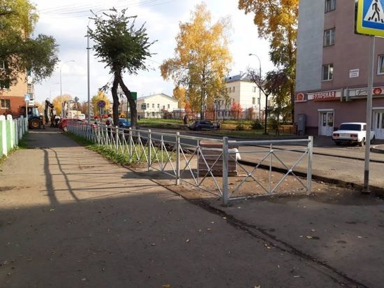 В Кемерове возле школы №82 обустроили новые пешеходные ограждения