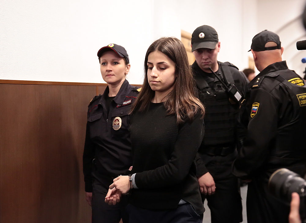Лицо сестры Хачатурян, убившей отца, в момент выхода на свободу