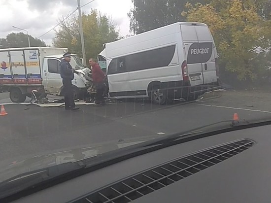 Маршрутка и грузовик столкнулись лоб в лоб в Брянске
