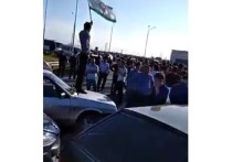 В понедельник вечером участники автопробега против соглашения о границах Чечни и Ингушетии перекрыли участок федеральной трассы "Кавказ", соединяющей Магас и Назрань
