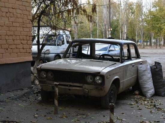 В Астрахани эвакуируют брошенные машины