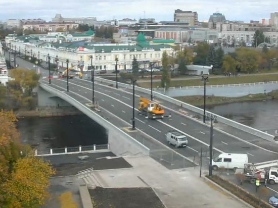 На Юбилейном мосту в Омске появилась разметка