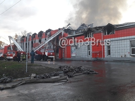 В Иркутске сгорел ТЦ "Мебель Сити" на улице Рабочего Штаба