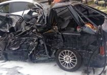 2 октября в 7:40 на Ильинском шоссе в Новокузнецке произошло серьезное ДТП: ВАЗ-2114 столкнулся с автобусом ПАЗ, после чего ВАЗ отбросило в Hyundai Solaris