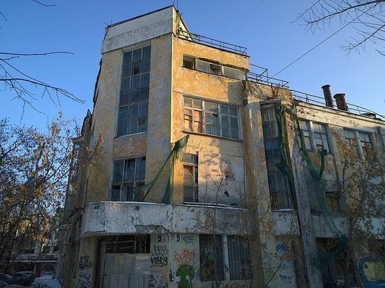 Владельца конструктивистской «заброшки» в центре Екатеринбурга оштрафовали на 200 тысяч