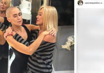 Известная российская и американская исполнительница шансона Любовь Успенская опубликовала в своем Instagram видео, как собственноручно бреет налысо 29-летнюю дочь Татьяну