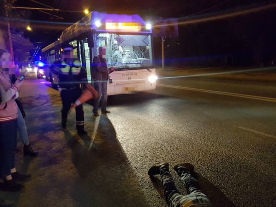 Автобус сбил мужчину вечером на севере Волгограда
