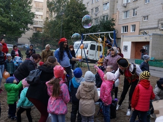 Энергетики установили детскую площадку на улице Соколовой в Саратове